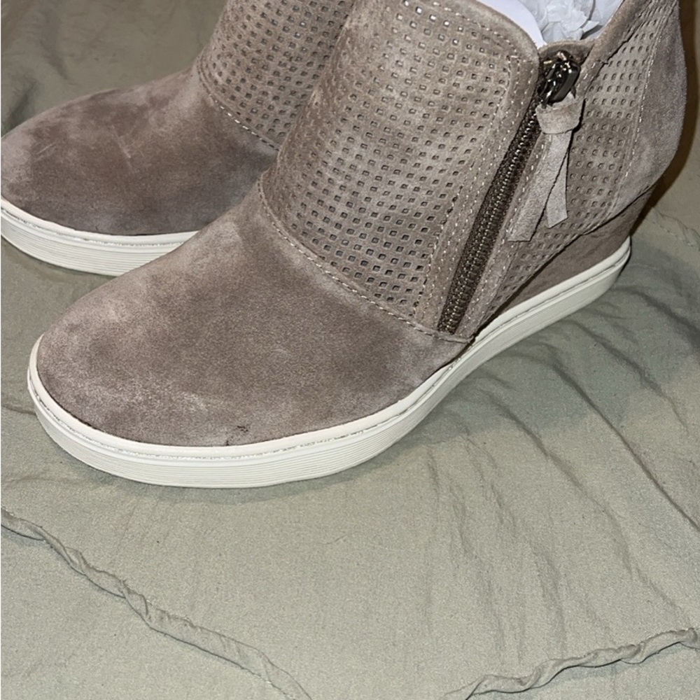 Sofft Tan Wedges with Textured Design and Zipper Closure